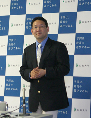 記者発表中の寺田健太郎准教授